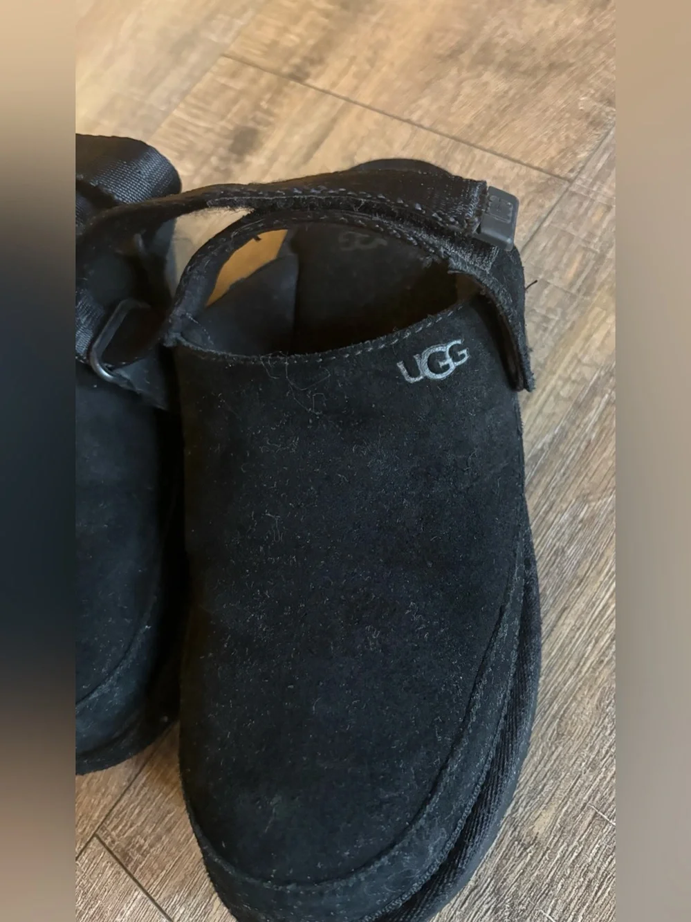 UGG goldenstar girl’s size 2 black slip on clog slippers with swivel heal strap